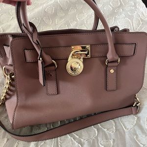 Michael Kors purse 12L x 9H hand/shoulder like new, used twice